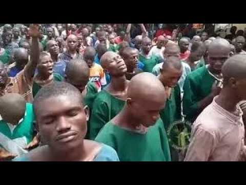 A Video making rounds online shows inmates in a Nigerian prison joining Christian missionaries